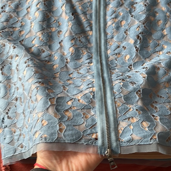 Elastic waist with a zipper detail in the back skirt. - Picture 5 of 5